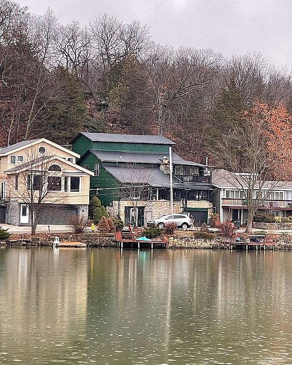 1st image of 812 Lake Forest