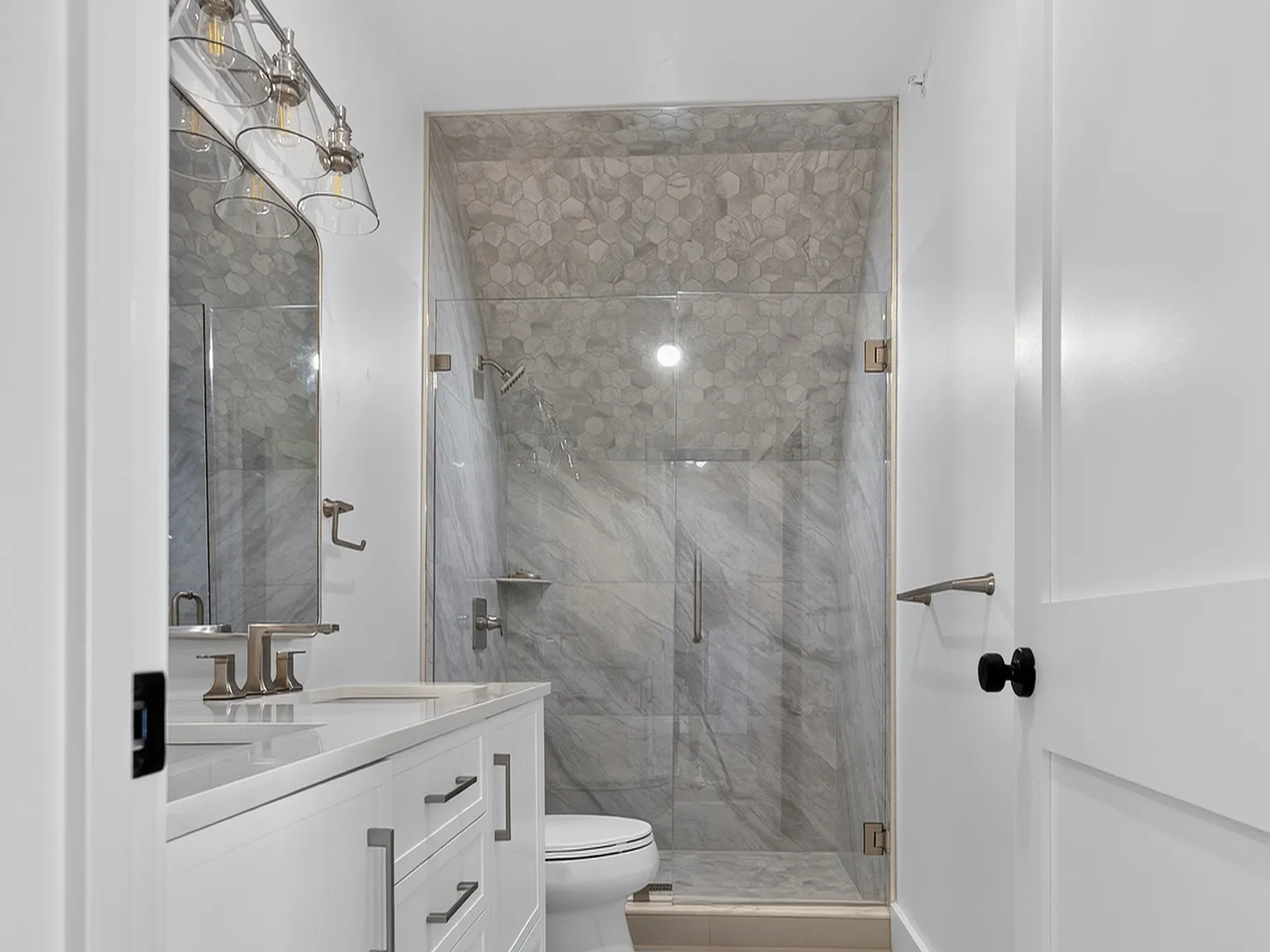 2 bed, 1050 sqft, $3,200 — Photo 4