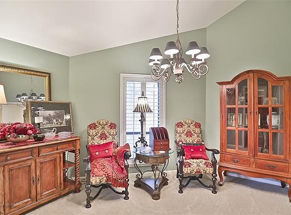 3rd image of 21 Surrey Sq