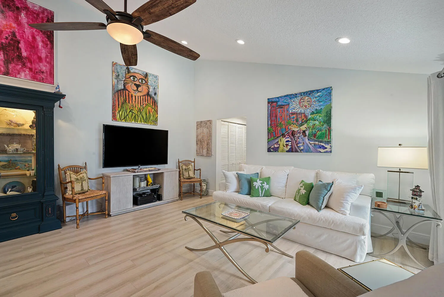 2 bed, 2.0 bath, 1100 sqft, $7,700 — Photo 2