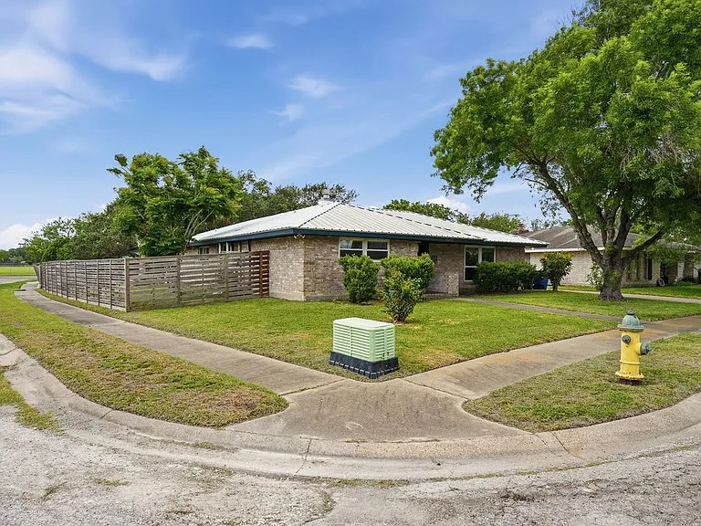 4049 Rooney Dr — Photo 2