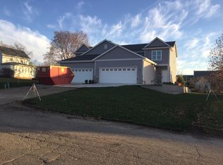 483 Bolson Dr, Oconomowoc, WI 53066