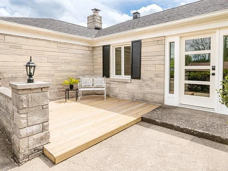 1416 E Clairmont Pl — Photo 3