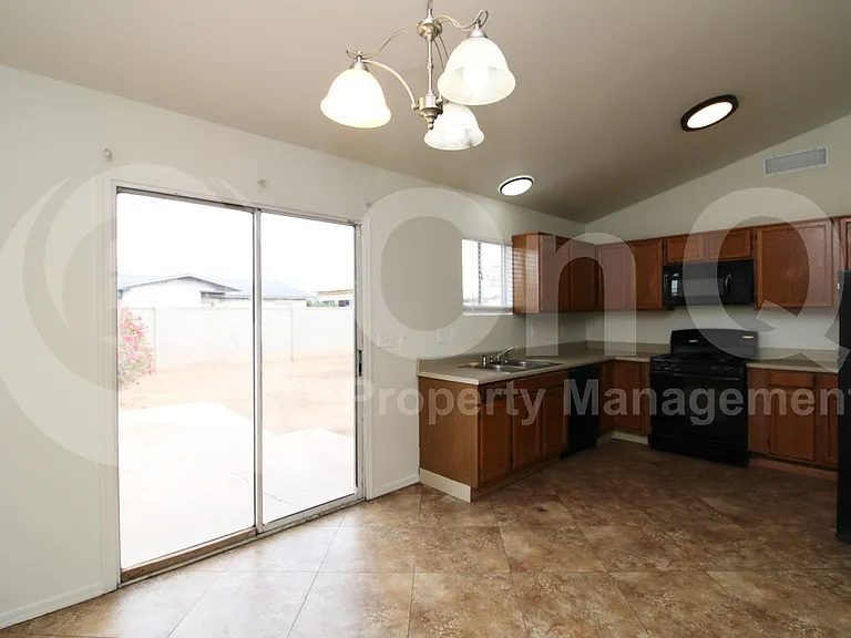 1224 E Huntington Dr — Photo 6