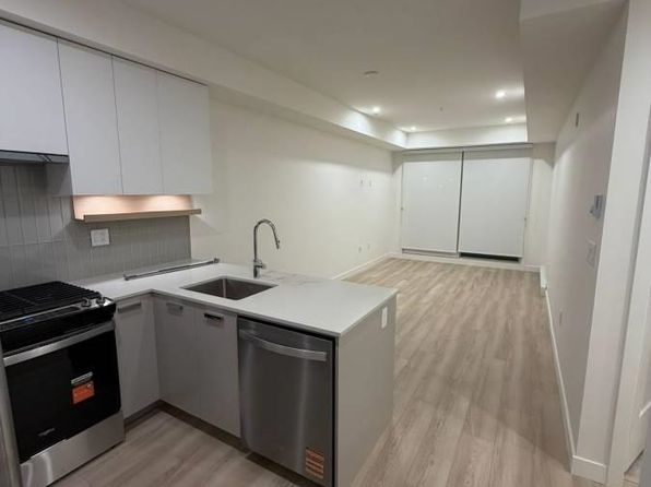 2 bedroom rental in Surrey — photo 4