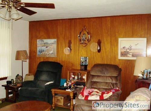 3rd image of 944 Redwood Cir