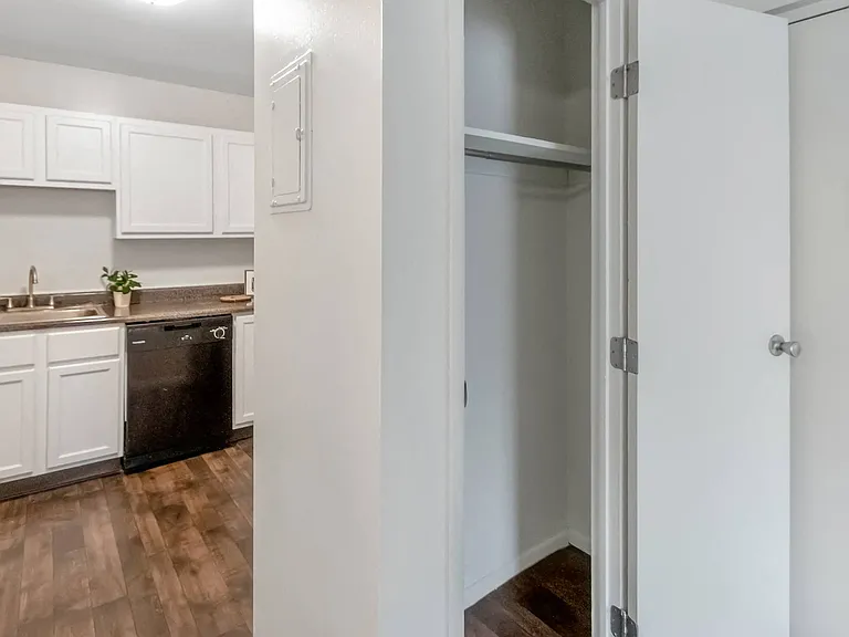 Romaine Court — Photo 21