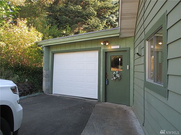 4th image of 392 SE Parkhill Dr