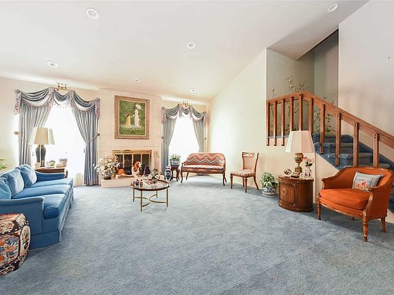 3rd image of 2 Aerie Ct