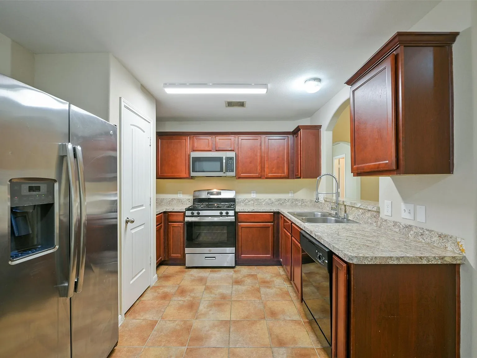 4 bed, 2.5 bath, 1870 sqft, $2,100 — Photo 4