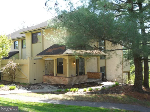 17 Pine Woods Ct, Reading, PA 19607