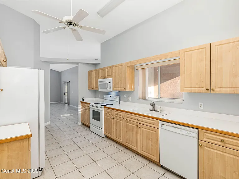 2187 Hedgerow Dr — Photo 5