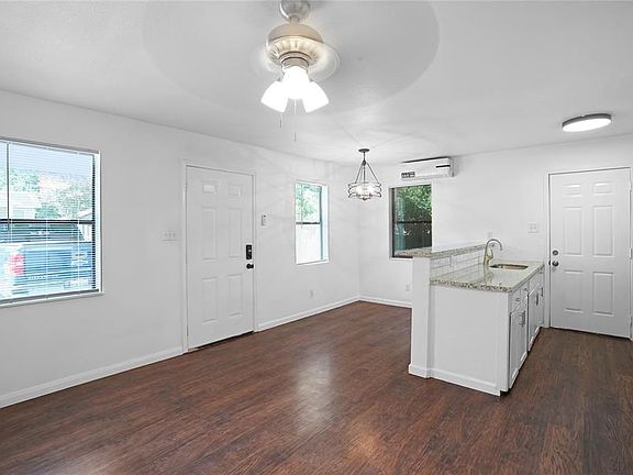 3rd image of 737 Neyland St