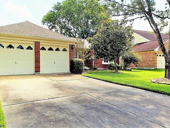 3rd image of 15203 Manorhill Dr