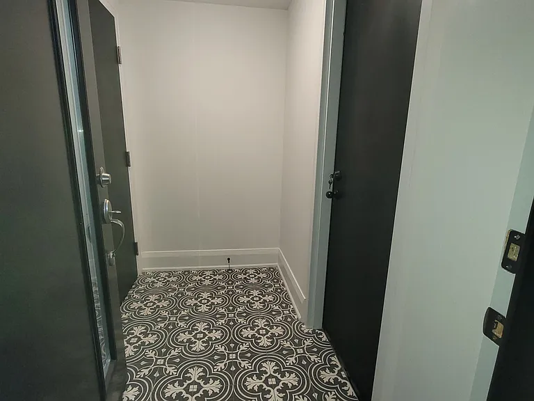 248 Gladstone Ave #BASEMENT — Photo 2