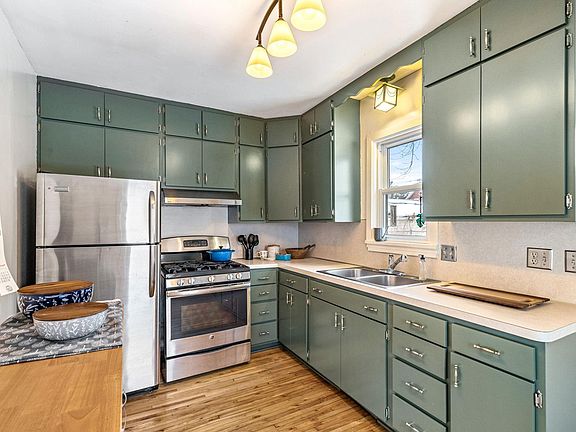 4th image of 1481 Blair Ave