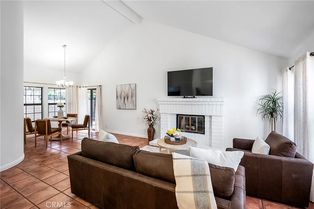 2 bed, 1323 sqft, $4,250 — Photo 3