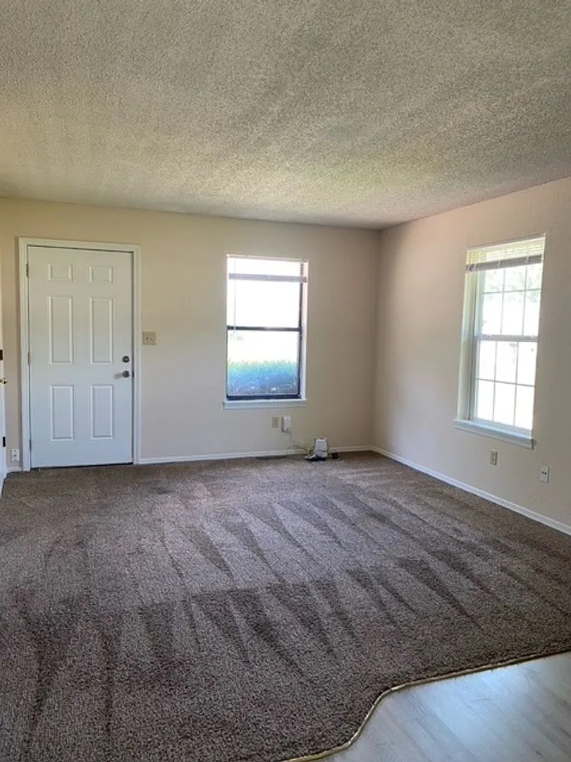 Great Duplex! 2 Bed, 1 Bath — Photo 2
