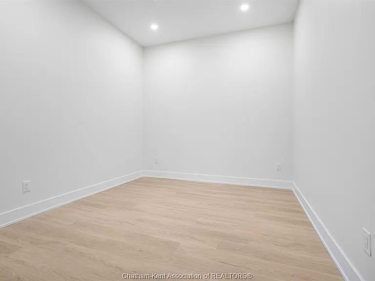 153 King St W #7 — Photo 9