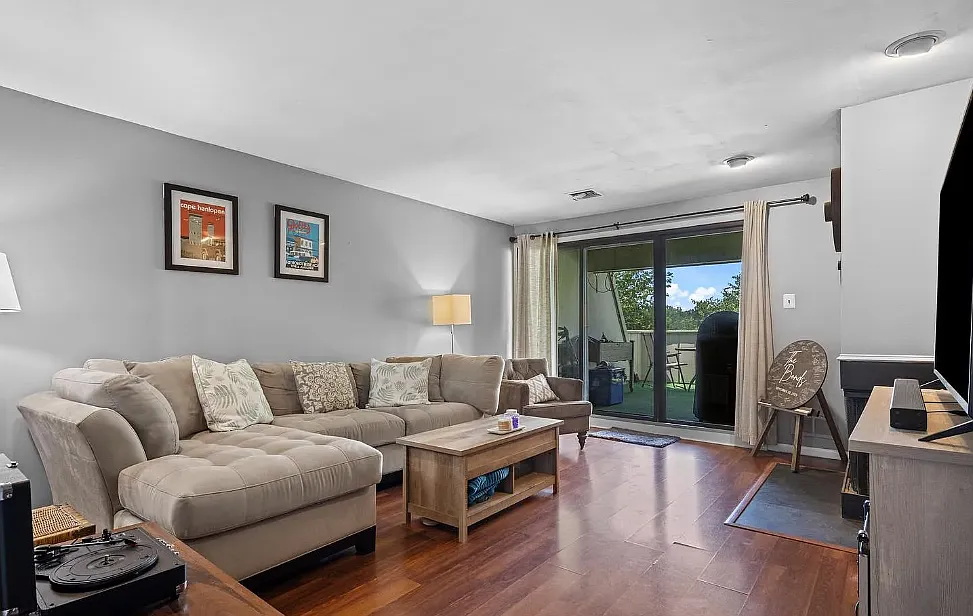2 bed, 1100 sqft, $1,700 — Photo 3