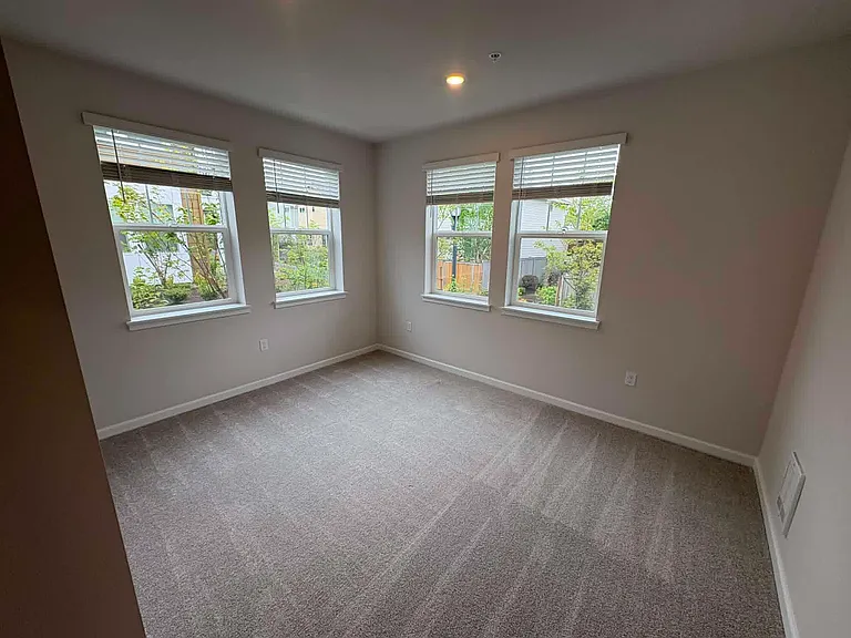 19319 NE 69th Way #101 — Photo 3