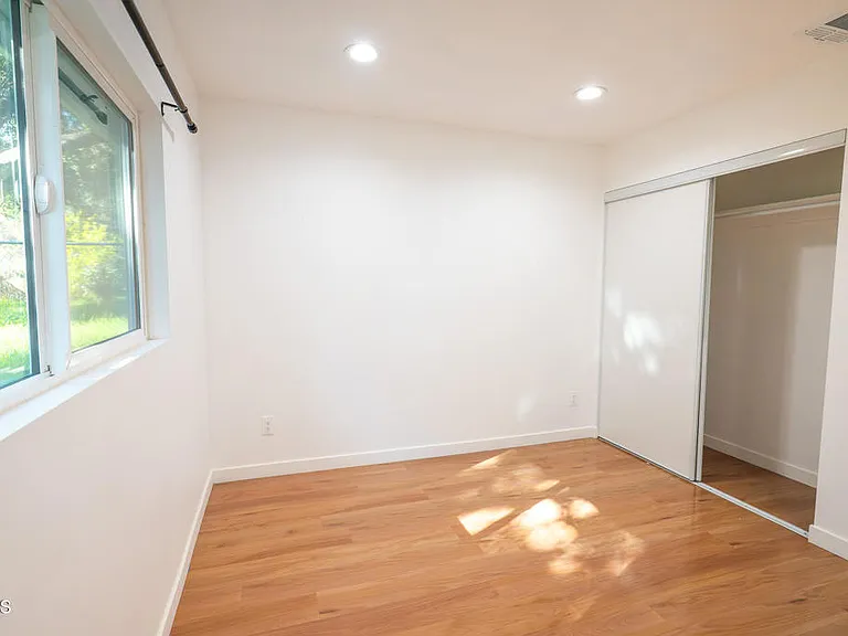 270 E Penn St — Photo 13