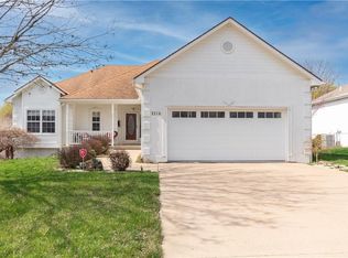 1119 SE Skyview Dr, Blue Springs, MO 64014