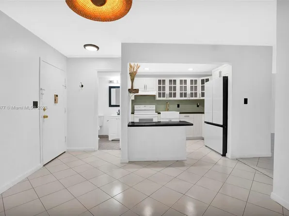 7000 NW 17th St APT 404, Plantation, FL 33313