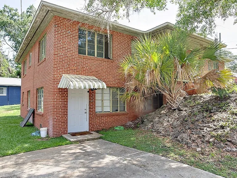 324 E Pershing St — Photo 14