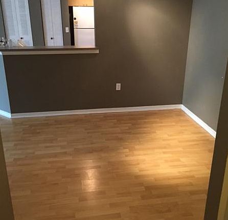 5th image of 909 Villa Cir