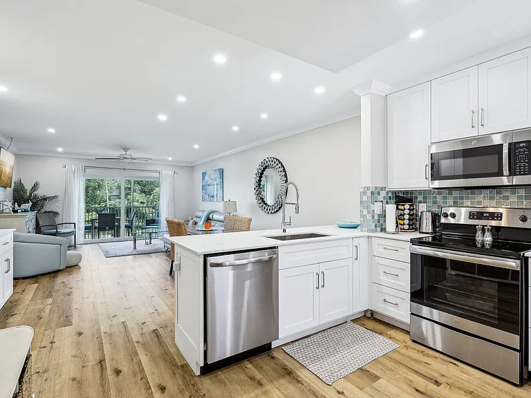 200 E Royal Palm Rd — Photo 10