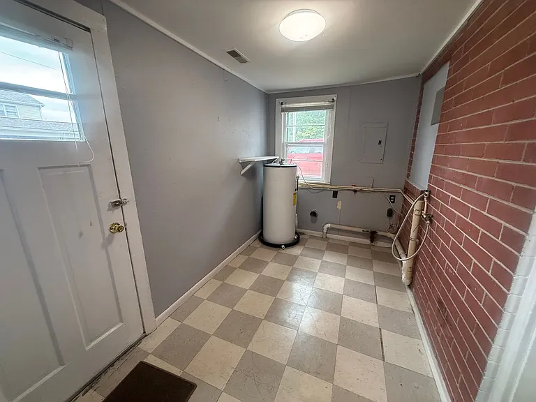 587 S Main St — Photo 8