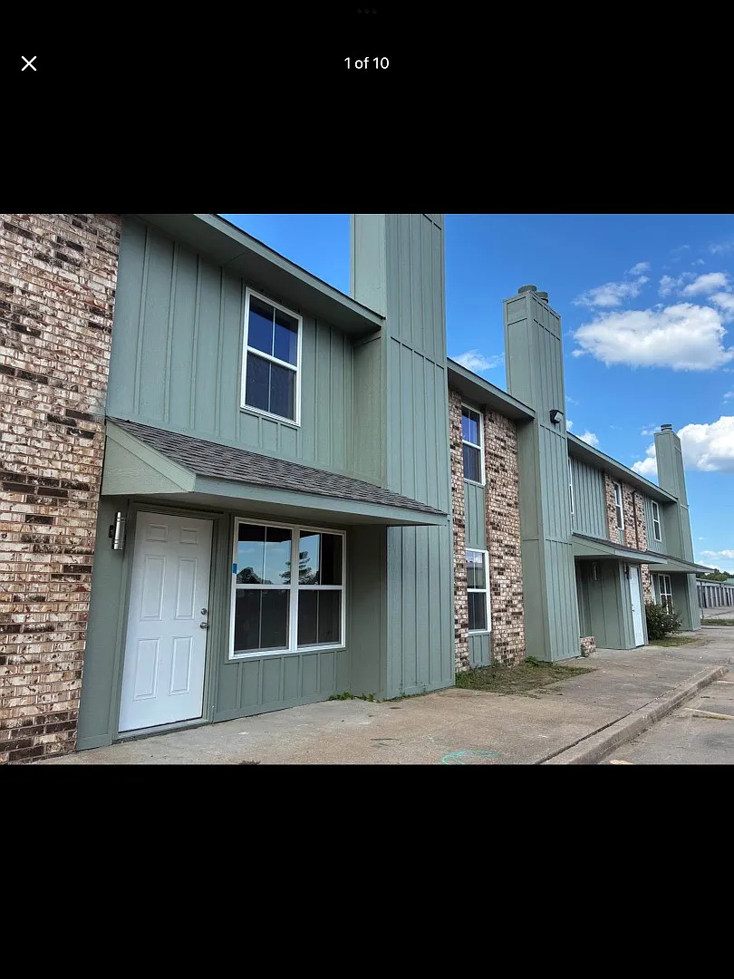 2305 Augusta Ave — Photo 1