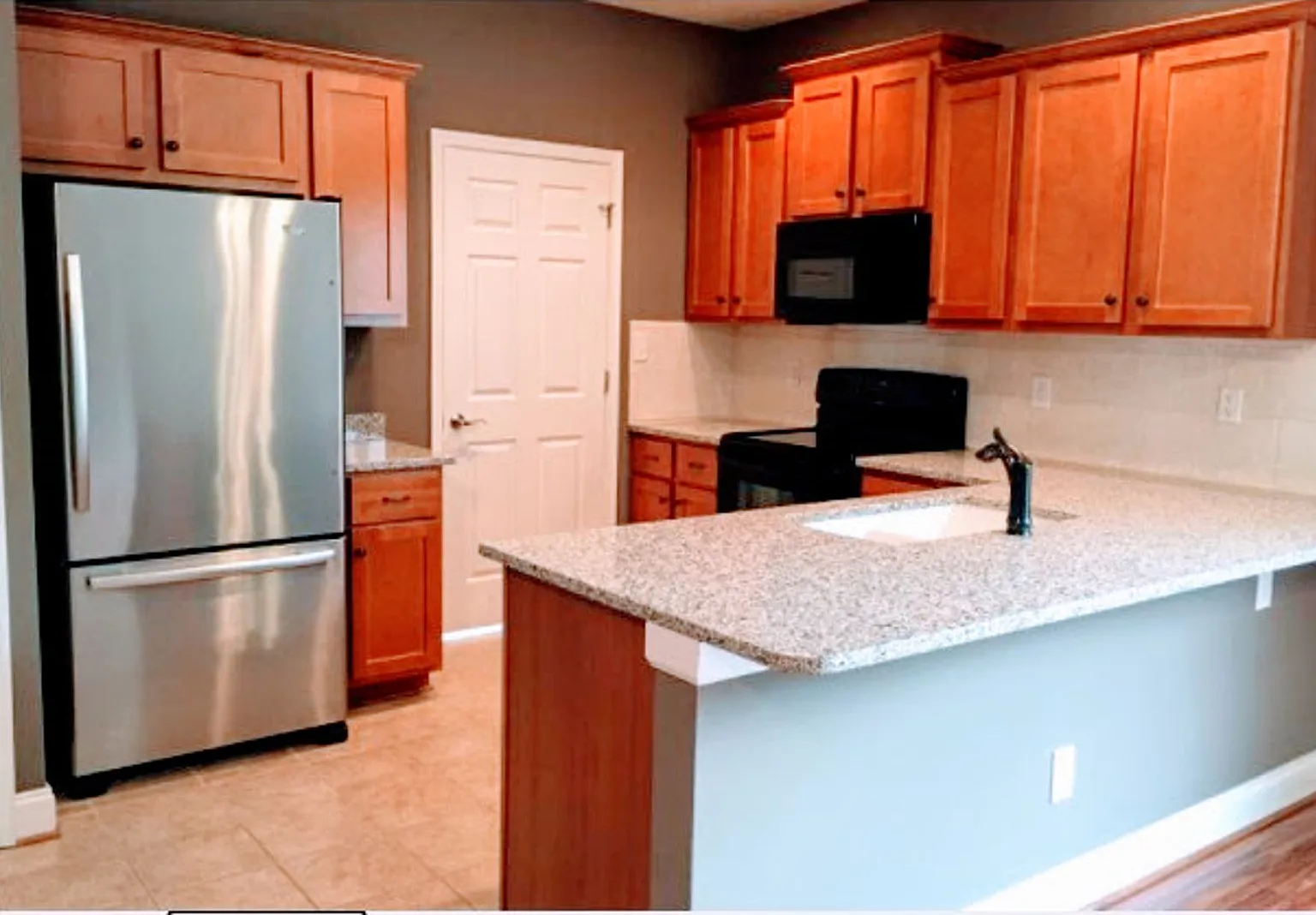 Great Location 2 Bedroom Apartment — Photo 2