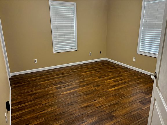 5th image of 402 Susannah Ave