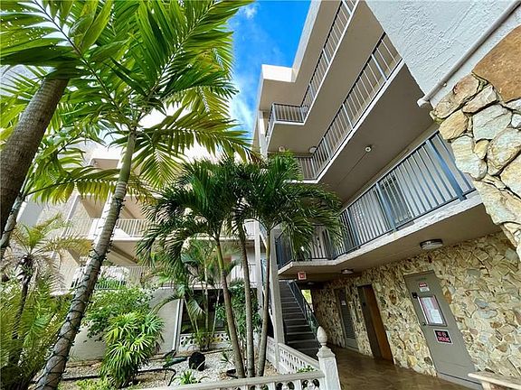 2nd image of 2821 Somerset Dr APT 115