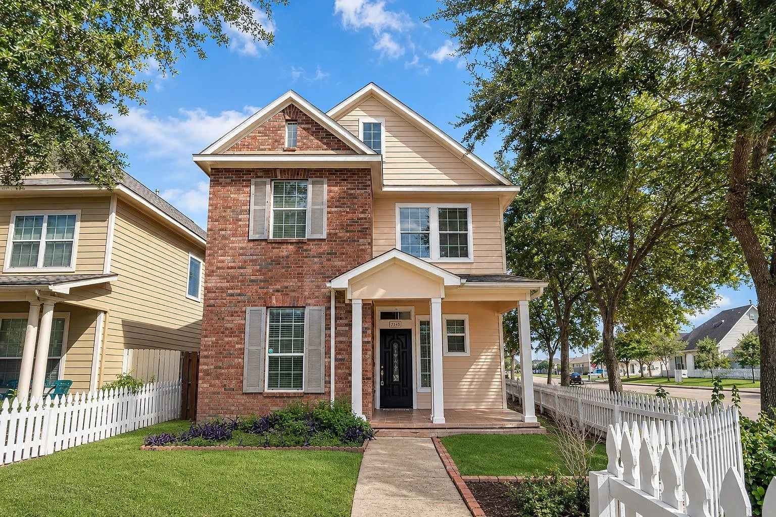 3 bed, 2.5 bath, 1608 sqft, $2,050 — Photo 1