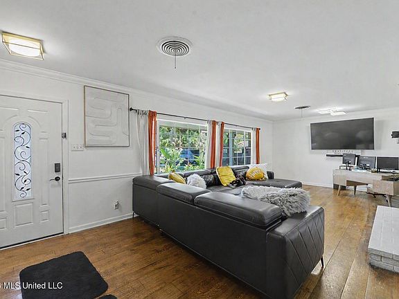 3rd image of 1095 Columbus St