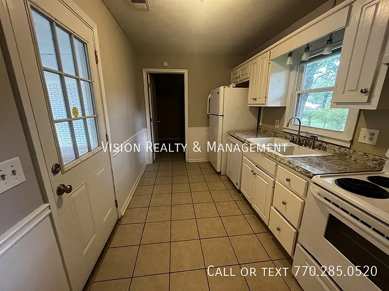 260 Castlegate Cir — Photo 6