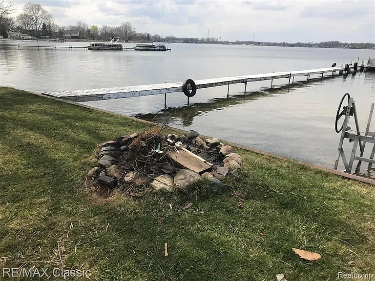381 E Shore Dr — Photo 5