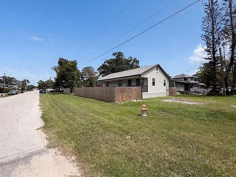 3 bed, 1251 sqft, $2,050 — Photo 2