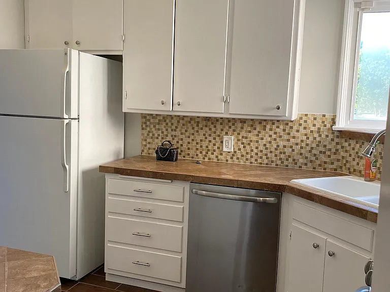 1610 Winona Ave — Photo 10