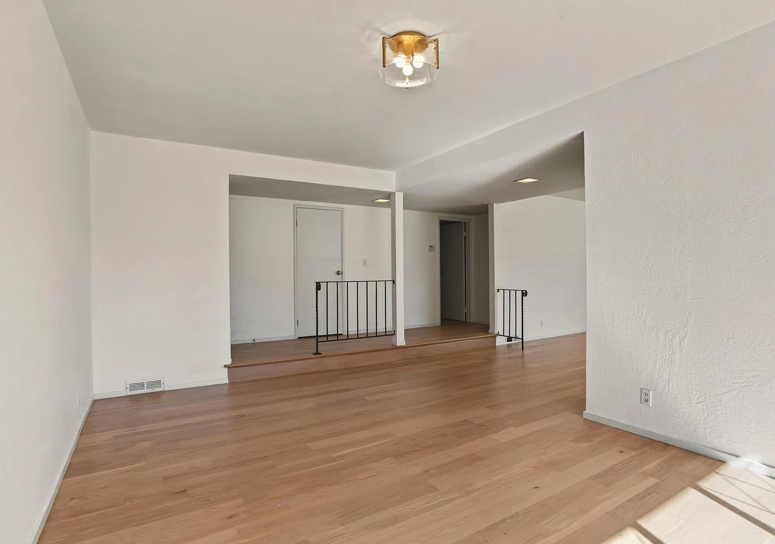 3 Bed / 2.5 Bath House with Pool! — Photo 4