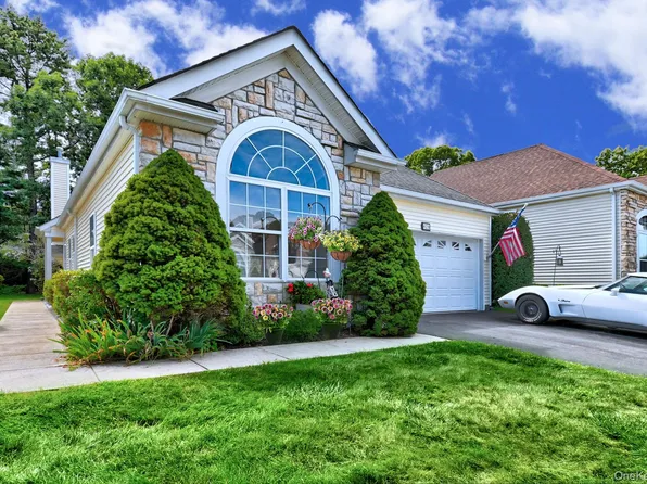 428 Leisure Drive, Ridge, NY 11961