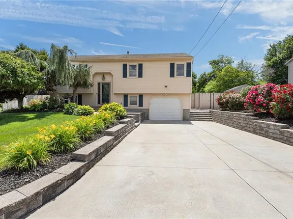 2 Dogwood Dr, Cranston, RI 02921