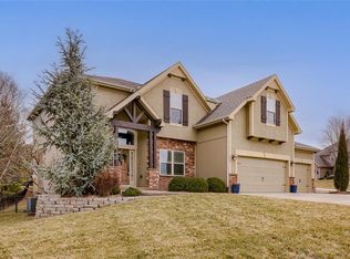 6735 NW Hickory Dr, Parkville, MO 64152