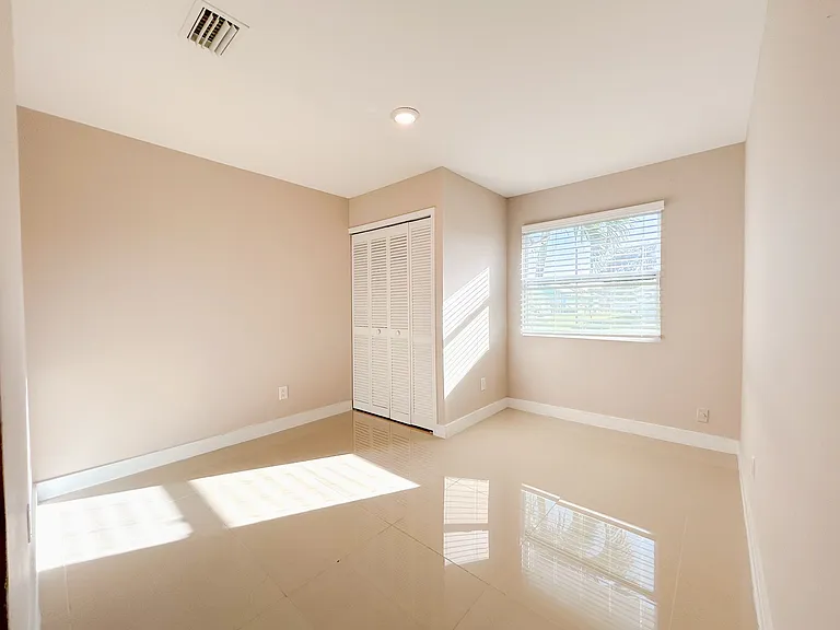 967 SW Aviation Ave — Photo 31
