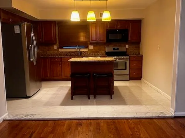 279 Avenue East image 2 of 11