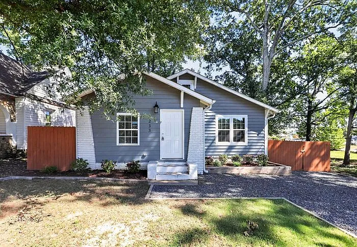 3 bed, 2.0 bath, 1207 sqft, $2,075 — Photo 3