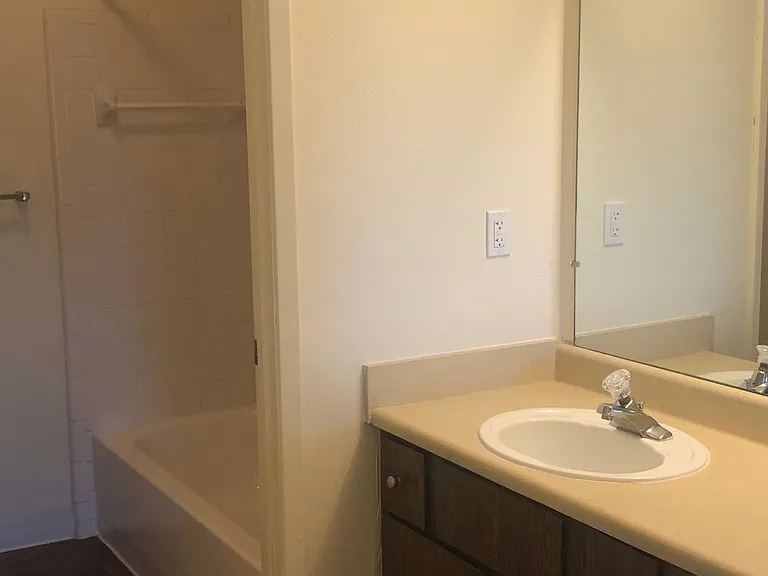 Three Oaks Apartments — Photo 31
